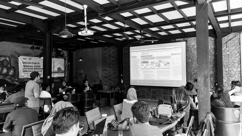  Suasana Diskusi Publik Walhi Jabar tentang Mengenal Skema Co-firing Biomass dari Hulu ke Hilir, di District Dago Cafe & Resto, Bandung, Selasa, 7 November 2023. (Foto: Awla Rajul/BandungBergerak.id) 