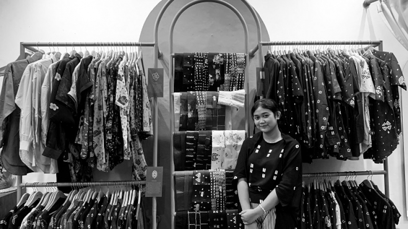Produk-produk batik Dama Kara, brand batik lokal yang memberdayakan anak-anak difabel di Bandung, Rabu, 8 November 2023. (Foto: Emi La Palau/BandungBergerak.id)