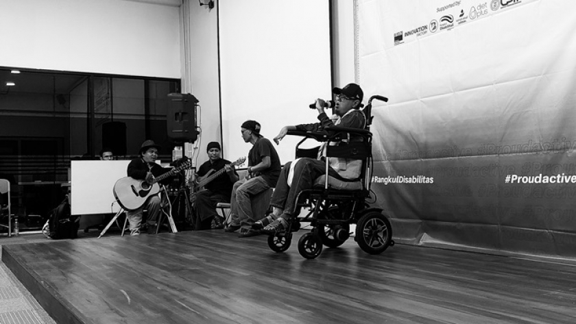 Penampilan The Darksa Banda pada Connect Collaborative for Inclusive Impact yang diselenggarakan Karla Bionics, di Dago, Sabtu, 11 November 2023. (Foto: Awal Rajul/BandungBergerak.id)