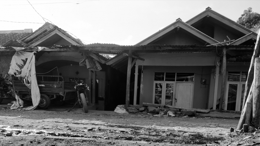 Rumah baru yang ditinggali keluarga Eneng Artikah setelah rumah mereka di Kampung Cibitung lenyap tertimbun longsor 2015 lalu, Senin 4 September 2023. (Foto: Akmal Firmansyah/BandungBergerak.id)