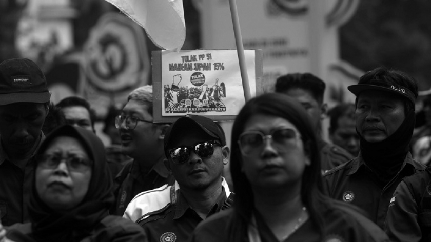 Buruh melakukan aksi unjuk rasa menuntut kenaikan upah di depan Gedung Sate, Bandung, Senin, 20 November 2023. (Foto: Prima Mulia/BandungBergerak.id)