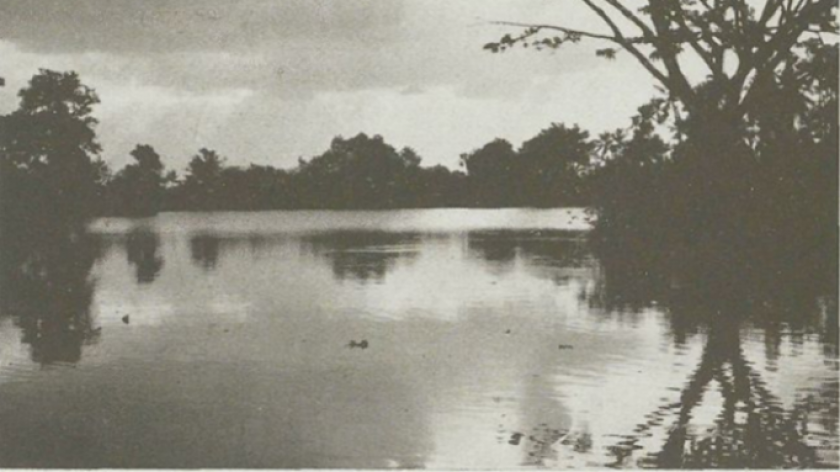 A photograph titled Sitoe Aksan nabij Bandoeng by J. Juyp at Gang Kasim 6 Bandung which was the readers choice photograph in the April 1937 issue of Mooi Bandoeng. (Djiwadjaman Documentation)