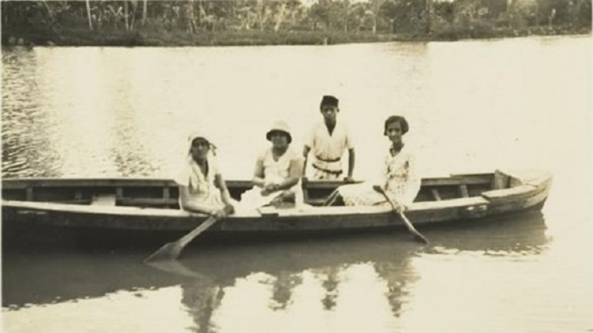 A boat game at Situ Aksan Lake. Photo taken around 1933. (KITLV Collection 37035, Source digitalcollections.universiteitleiden.nl)