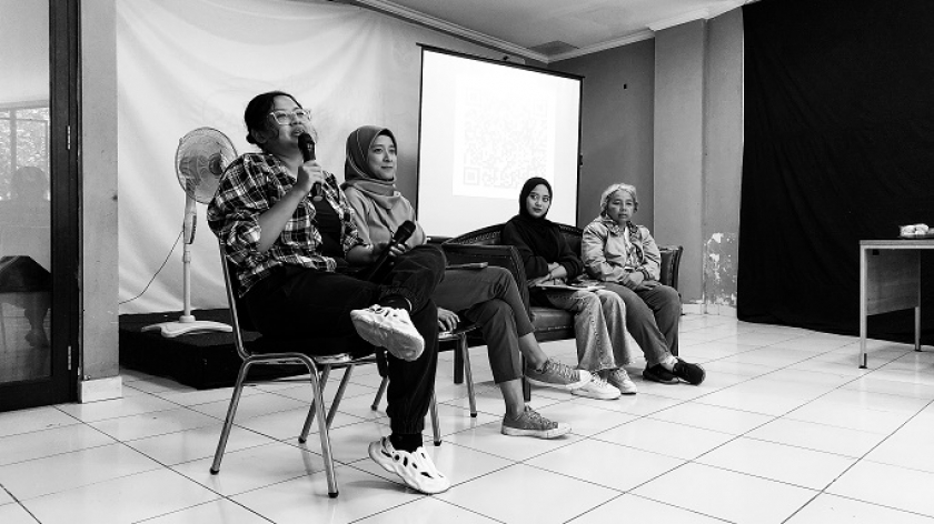 (Dari kiri) Zahra moderator, Hanifa Paramita (AJI Bandung), Shela Amelia (Great UPI), dan Eva Eryani (Forum Tamansari Melawan) dalam peringatan 16 HAKTP 2023 di Bandung, Sabtu, 25 November 2023. (Foto: Awla Rajul/BandungBergerak.id)