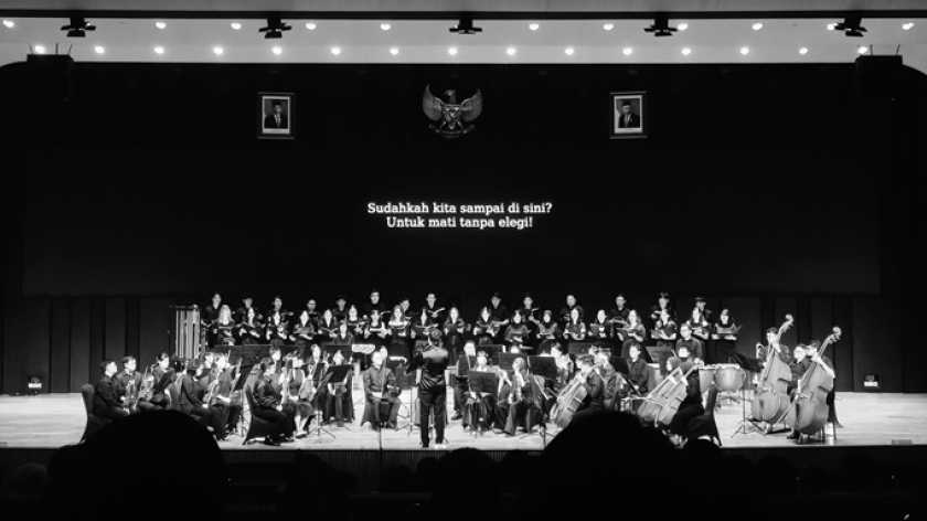 Parahyangan Orchestra tampil bersama paduan suara Universitas Katolik Parahyangan di Auditorium PPAG Universitas Katolik Parahyangan (Unpar) Bandung, Selasa, 28 November 2023. (Foto: Fitri Amanda/BandungBergerak.id) 