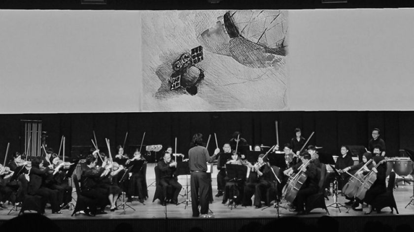 Foto 3 Ilustrasi dan fotografi menambah dimensi artistik konser Parahyangan Orchestra  di Auditorium PPAG Universitas Katolik Parahyangan (Unpar) Bandung, Selasa, 28 November 2023. (Foto: Fitri Amanda/BandungBergerak.id) 