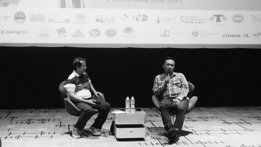 Screening dan diskusi film dokumenter Nyanyian Akar Rumput yang disutradarai oleh Yuda Kurniawan (kanan), di Bandung Creative Hub, Kamis, 30 November 2023. (Foto: Fitri Amanda/BandungBergerak.id)