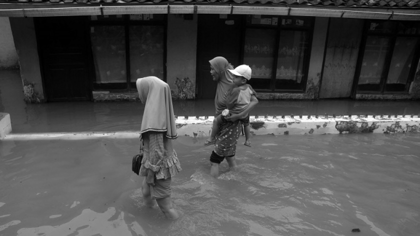 Banjir menggenangi kawasan Dayeuhkolot, Kabupaten Bandung, Jumat, 1 Desember 2023. Hujan lebat di Bandung Raya membuat Sungai Citarum meluap. (Foto: Prima Mulia/BandungBergerak.id)