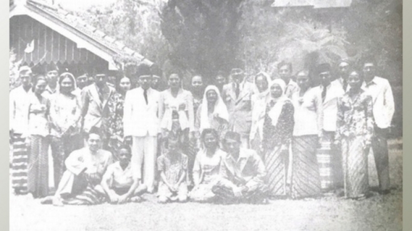 Suasana pernikahan Bung Hatta di Megemendung, Bogor. Ada campur tangan Sukarno dalam perjodohan ini. (Sumber foto: buku Bung Hatta Pribadinya Dalam Kenangan)