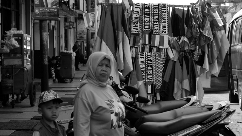 Pedagang kaki lima (PKL) di sekitar Taman Tegallega, Bandung, menjual atribut Palestina, 5 Desember 2023. (Foto: Prima Mulia/BandungBergerak.id)