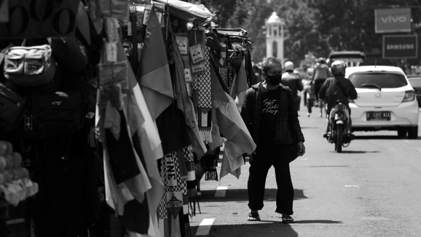 Pedagang kaki lima (PKL) di sekitar Taman Tegallega, Bandung, menjual atribut Palestina, 5 Desember 2023. (Foto: Prima Mulia/BandungBergerak.id)