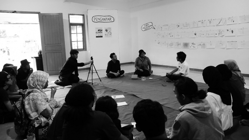 Diskusi pajang karya anak-anak Dago Elos Dengar Suaraku di Bale Warga Dago Elos, Bandung, Sabtu, 9 Desember 2023. (Foto: Fitri Amanda/BandungBergerak.id)