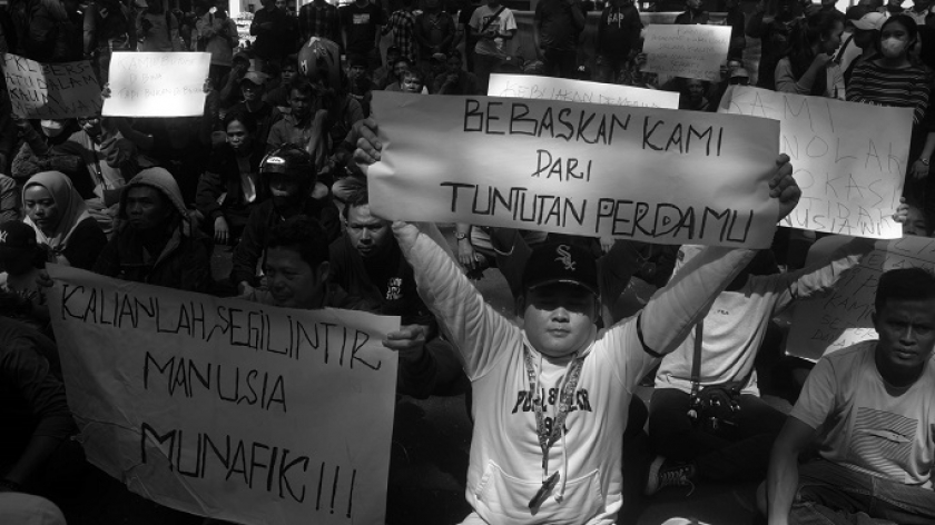 PKL Dalem Kaum saat menunggu kepastian dari Pemkot Bandung di depan Gerbang Balai Kota Bandung, Selasa, 12 Desember 2023. (Foto: Prima Mulia/BandungBergerak.id) 