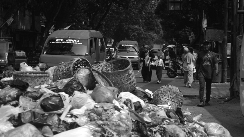 Sampah menggunung di jalanan Kota Bandung dampak dari darurat sampah akibat lumpuhnya TPA Sarimukti, 28 Agustus 2023. (Foto: Prima Mulia/BandungBergerak.id)