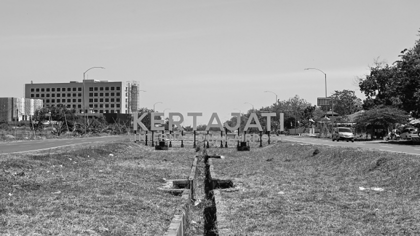 Plang bandara di jalan menuju Bandara Kertajati, Kabupaten Majalengka, Jumat, 11 Agustus 2023. Hari itu, jalannya sepi, tak banyak kendaraan yang mengarah ke bandara. (Foto: Awla Rajul/BandungBergerak.id)