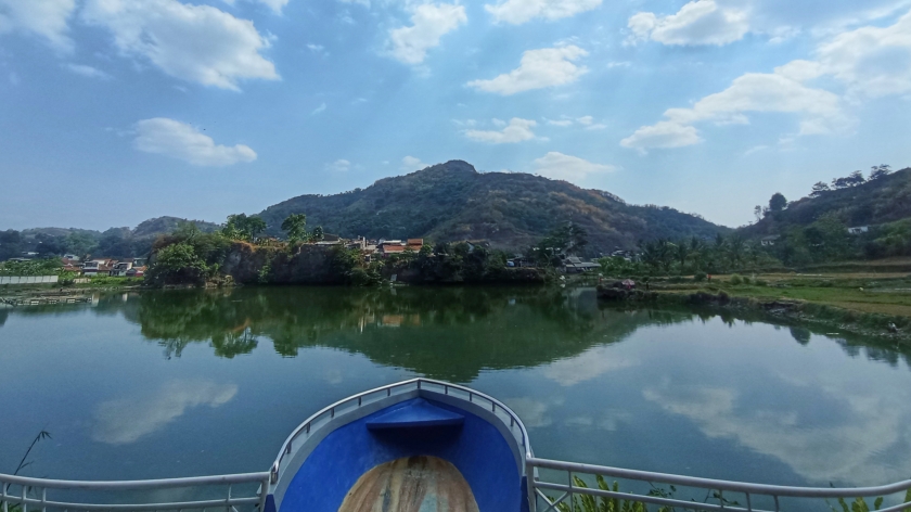 Sisi utara Gunung Padakasih, dengan ketinggian puncak 951 meter di atas permukaan laut, dilihat dari Teras Ciseupan, September 2023. (Foto: Gan Gan Jatnika)