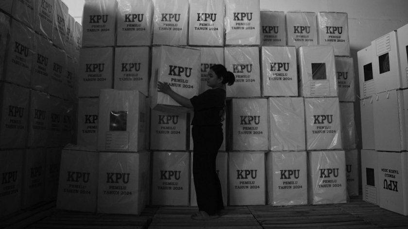 Pekerja merakit kotak suara Pemilu 2024 di gudang Komisi Pemilihan Umum (KPU) Kota Bandung, Jalan Ibrahim Adjie, Senin, 19 Desember 2023. (Foto: Prima Mulia/BandungBergerak.id)