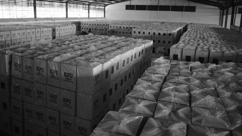Kotak suara Pemilu 2024 di gudang Komisi Pemilihan Umum (KPU) Kota Bandung, Jalan Ibrahim Adjie, Senin, 19 Desember 2023. (Foto: Prima Mulia/BandungBergerak.id)
