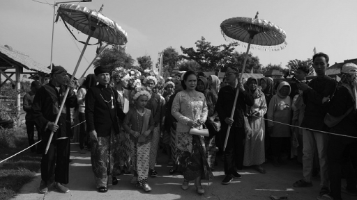 Helaran ngarot keluar dari balai adat di Desa Lelea, Kecamatan Lelea, Indramayu, 13 Desember 2023. Desa ini menjalankan tradisi ngarot. (Foto: Prima Mulia/BandungBergerak.id)
