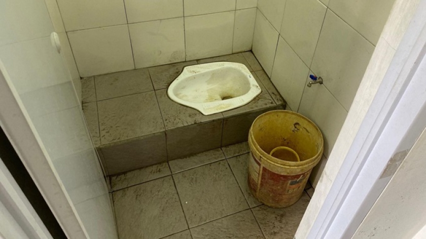 Kondisi toilet umum bantuan dari BUMN di RW 8 Kelurahan Pajajaran, Kecamatan Cicendo, Kota Bandung. (Foto: Baiti Wulandari)