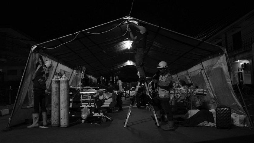 Pasien di rumah sakit di Sumedang dievakuasi ke tenda darurat saat kejadian gempa bumi, Minggu, 31 Desember 2023. (Foto: Prima Mulia/BandungBergerak.id) 