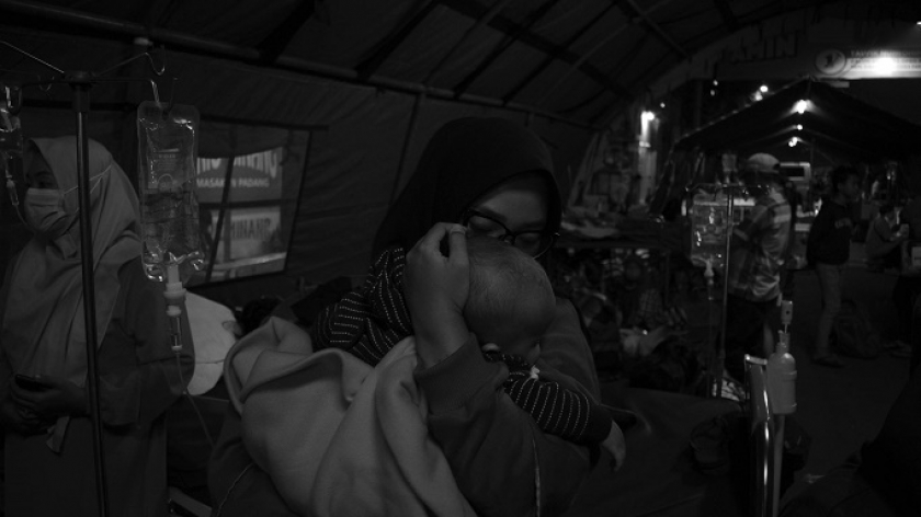 Pasien di rumah sakit di Sumedang dievakuasi ke tenda darurat saat kejadian gempa bumi, Minggu, 31 Desember 2023. (Foto: Prima Mulia/BandungBergerak.id) 