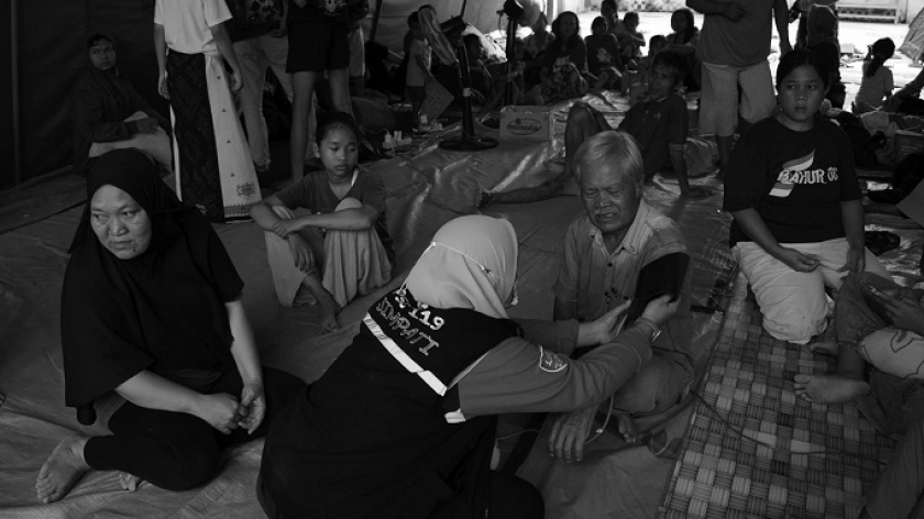 Warga Sumedang menjalani pemeriksaan kesehatan di tenda pengungsian pascagempa Sumedang, Senin, 1 Januari 2023. (Foto: Prima Mulia/BandungBergerak.id)