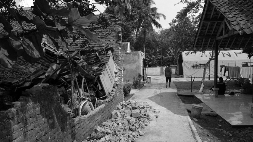 Bangunan rumah yang hancur akibat gempa Sumedang, Senin, 1 Januari 2023. (Foto: Prima Mulia/BandungBergerak.id)