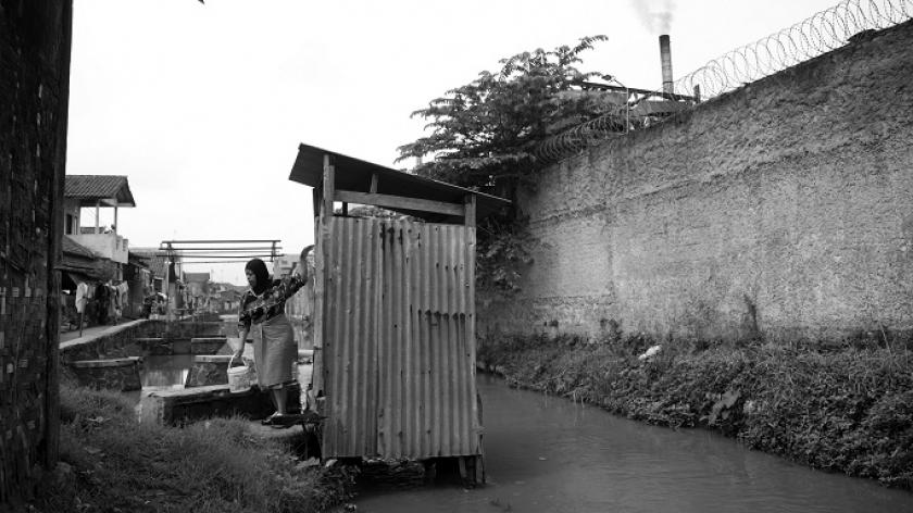 Atap asbes yang beracun dan berbahaya masih banyak digunakan di Bandung, 26 Maret 2023. (Foto: Prima Mulia/BandungBergerak.id)