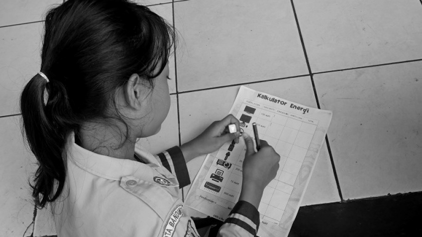 Edukasi komunitas Earth Hour Bandung kepada anak sekolah tentang hemat listrik atau energi. (Foto: Komunitas Earth Hour Bandung)
