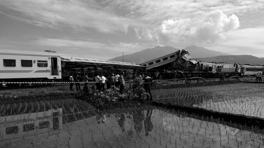Kecelakaan maut antara kereta api commuter line Bandung Raya dan kereta api Turangga di Cicalengka, Kabupaten Bandung, Jumat, 5 Desember 2024. (Foto: Prima Mulia/BandungBergerak.id)