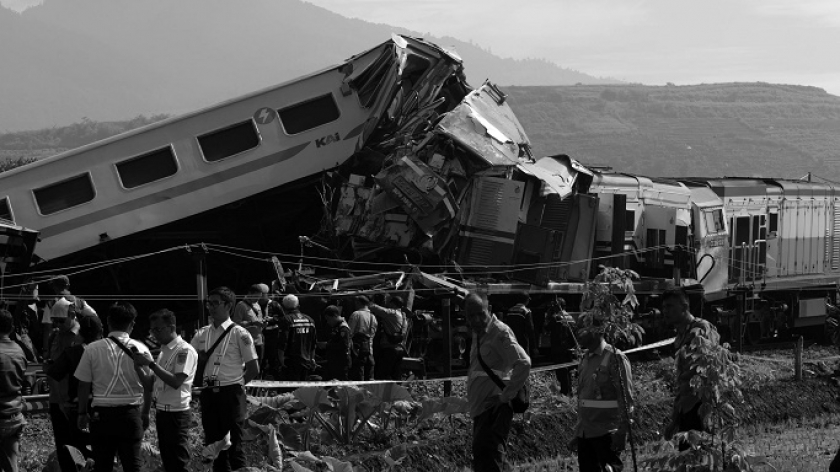 Lokomotif hancur setelah bertabrakan antarkereta api di Cicalengka, Kabupaten Bandung, 5 Desember 2024. Korban tewas sementara tercatat 4 orang dan puluhan lainnya luka-luka. (Foto: Prima Mulia/BandungBergerak.id)