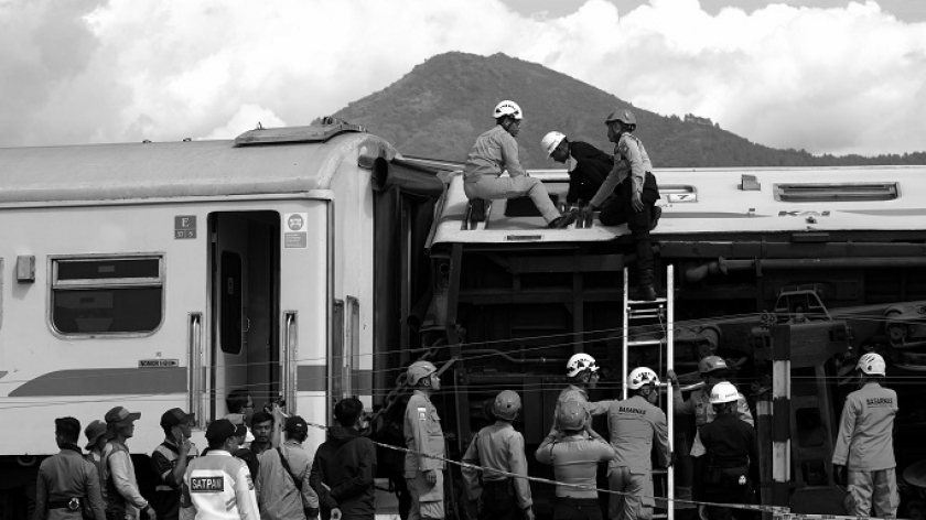 Petugas evakuasi melakukan evakuasi dalam peristiwa tabrakan antarkereta api di Cicalengka, Kabupaten Bandung, 5 Desember 2024. Korban tewas sementara tercatat 4 orang dan puluhan lainnya luka-luka. (Foto: Prima Mulia/BandungBergerak.id)