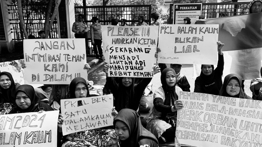 Pedagang Kaki Lima (PKL) Dalem Kaum kembali menggelar aksi unjukrasa di depan gedung DPRD Kota Bandung, Jalan Sukabumi, Senin, 8 Januari 2024. (Foto: Emi La Palau/BandungBergerak.id)