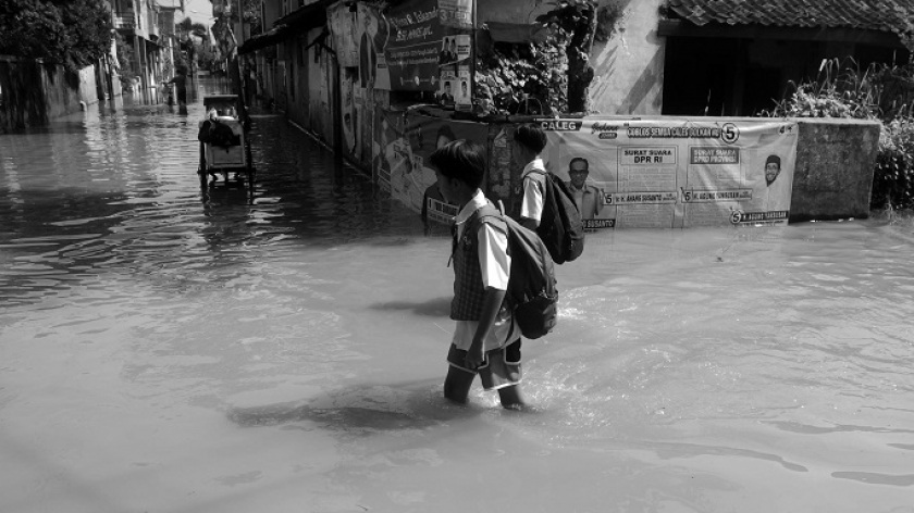 SDN Bojongasih 2  tergenang banjir di Desa Dayeuhkolot, Kabupaten Bandung, Senin, 8 Januari 2024. Sekolah diliburkan. (Foto: Prima Mulia/BandungBergerak.id)