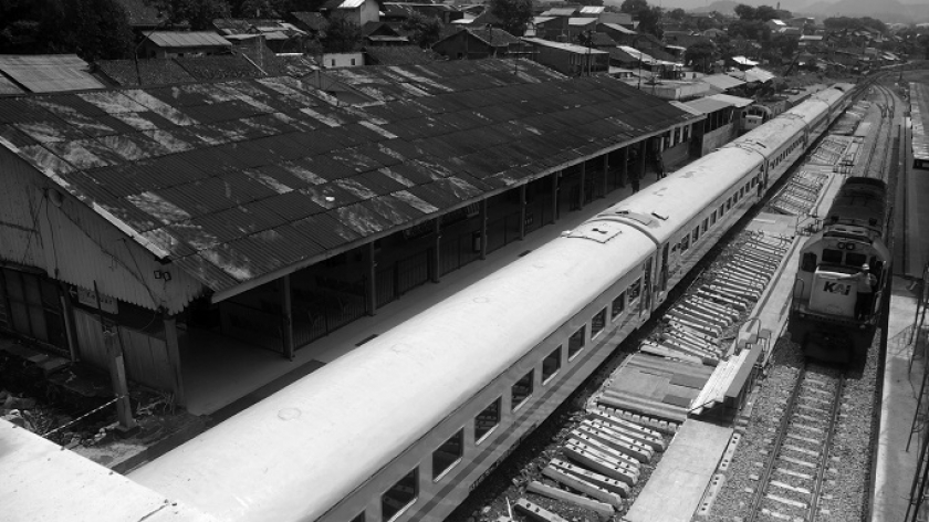 Kereta api berhenti di Stasiun Cicalengka lama, Kabupaten Bandung, Minggu, 7 Januari 2024. (Foto: Prima Mulia/BandungBergerak.id)