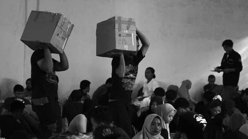 Penyortiran surat suara Pemilu 2024 di gudang logistik KPU Kota Bandung, Selasa, 9 Januari 2024. (Foto: Prima Mulia/BandungBergerak)