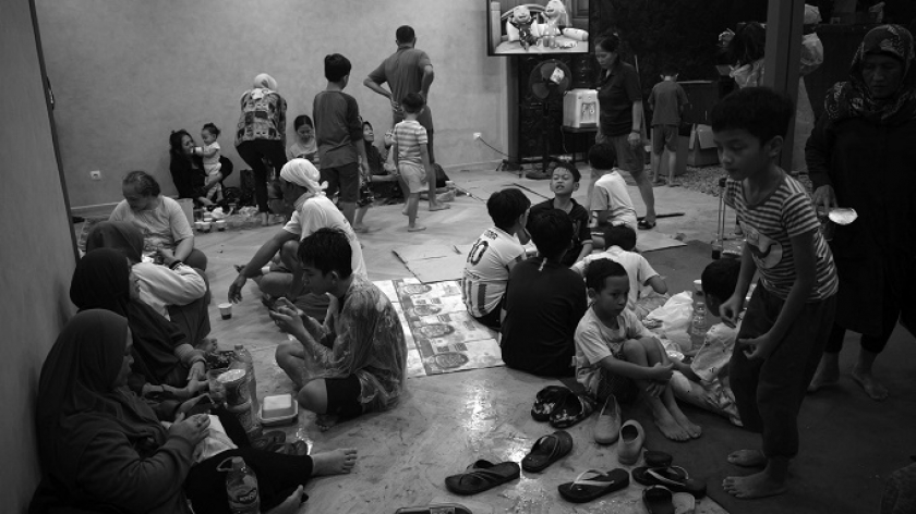 Perempuan dan anak-anak mengungsi karena banjir di kawasan Braga, Kota Bandung, Kamis, 11 Januari 2024. (Foto: Prima Mulia/BandungBergerak.id)