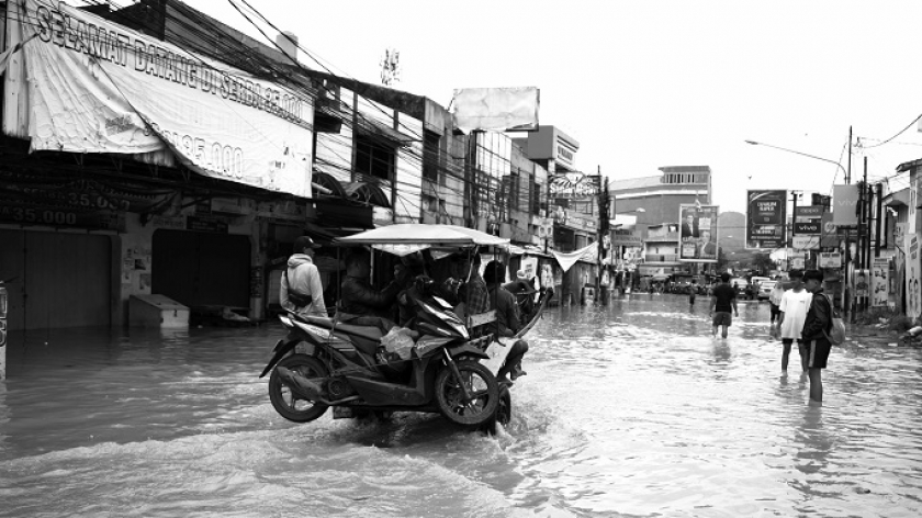 Delman membawa sepeda motor di Jalan Raya Dayeuhkolot, Kabupaten Bandung, Kamis, 12 Januari 2024. (Foto: Prima Mulia/BandungBergerak.id)