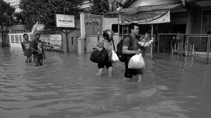 Warga mengungsi lewat Jalan Raya Bojongsoang, Kabupaten Bandung, yang terendam banjir, Kamis, 12 Januari 2024. (Foto: Prima Mulia/BandungBergerak.id)