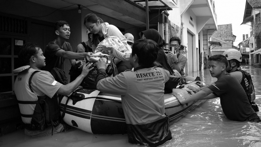 Tim SAR membawa warga korban banjir mengungsi dari Kampung Babakan, Desa Citeureup, Kecamatan Dayeuhkolot,  Kabupaten Bandung, 12 Januari 2024. (Foto: Prima Mulia/BandungBergerak.id) 