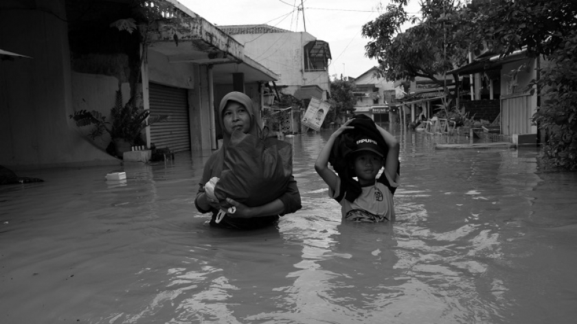 Warga mengungsi keluar kampung saat banjir menerjang Desa Citeureup, Kecamatan Dayeuhkolot,  Kabupaten Bandung, 12 Januari 2024. (Foto: Prima Mulia/BandungBergerak.id) 