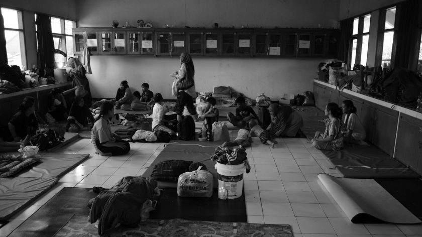 Warga mengungsi di ruang laboratorium SMPN 1 Dayeuhkolot, membutuhkan bantuan berbagai kebutuhan dasar.(Foto: Prima Mulia/BandungBergerak.id)