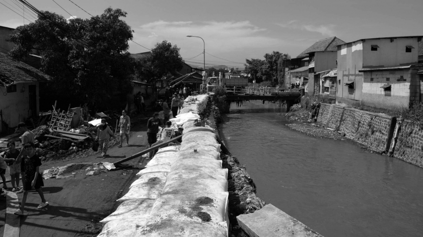 Warga bergotong-royong memperbaiki tanggul Sungai Cigede yang jebol dan memicu bandang. (Foto: Prima Mulia/BandungBergerak.id)