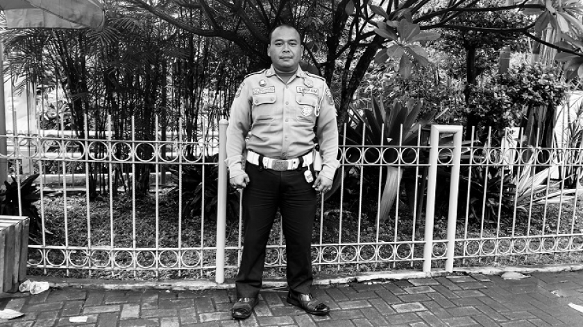 Aji Nur Cahyadi, 33 tahun, warga Cinunuk, Kabupaten Bandung, Selasa, 9 Januari 2024 . Aji Komandan Regu di Bagian Gatur Lalu Lintas Kampus UIN SGD Bandung . (Foto: Raihan Malik/BandungBergerak.id)