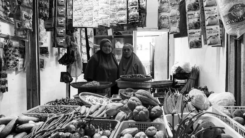 Pedagang Pasar Sadang Serang, Bandung menunggu pembeli, Selasa, 16 Januari 2024. Tanggal 4 Agustus 2023 pasar ini hancur karena kebakaran. (Foto: Emi La Palau/BandungBergerak.id)