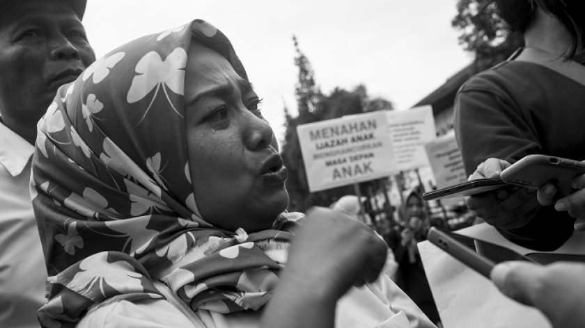 Sejumlah wali murid melakukan aksi untuk ijazah anaknya yang tertahan sekolah di depanGedung Sate, Bandung, Rabu, 17 Januari 2024. (Foto: Virliya Putricantika/BandungBergerak.id)