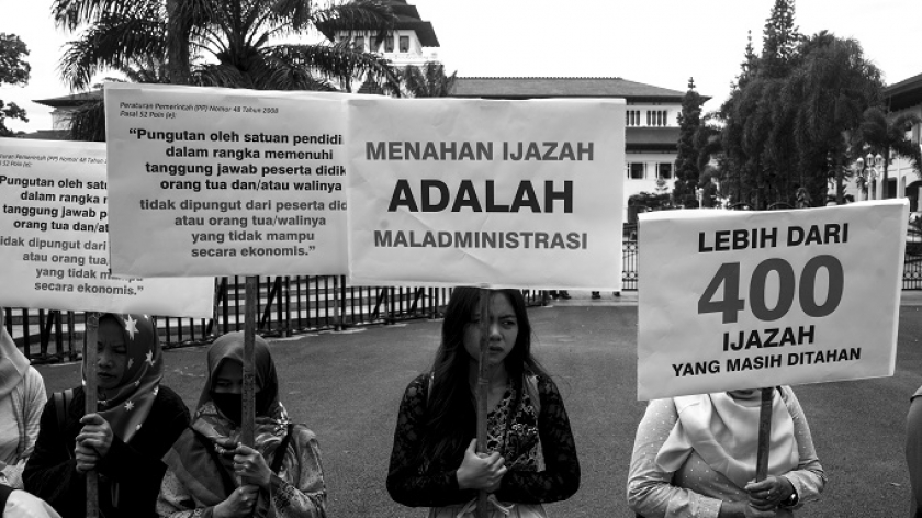 Sejumlah wali murid melakukan aksi untuk ijazah anaknya yang tertahan sekolah di depanGedung Sate, Bandung, Rabu, 17 Januari 2024. (Foto: Virliya Putricantika/BandungBergerak.id)