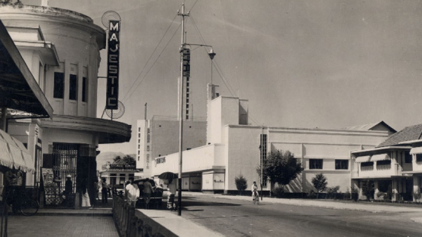 Majestic Theater di Bragaweg Bandung sekitar tahun 1938. (Foto: Koleksi KITLV 181214, Sumber digitalcollections.universiteitleiden.nl)