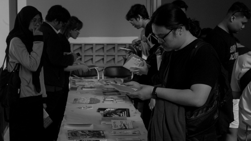 Pengunjung memilah zine di lapak Bandung Zine Festival 2024, Jalan Badak Singa, Bandung, Sabtu, 20 Januari 2024). (Foto: Hizqil Fadl Rohman/BandungBergerak.id)